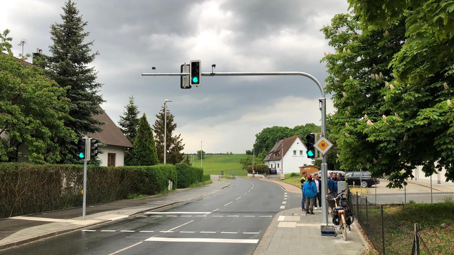 Diese neue Fußgängerampel soll in Welkenbach für mehr Sicherheit sorgen.