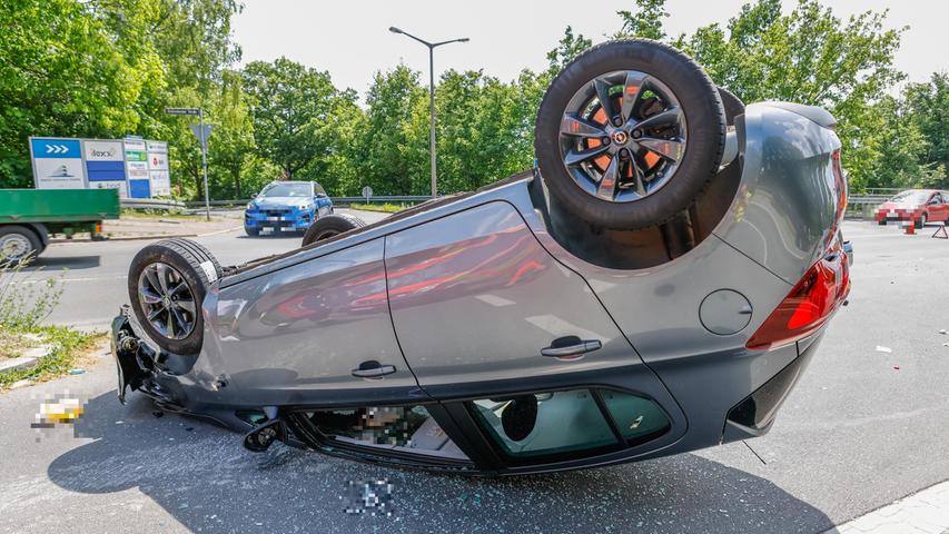 Polizeibericht Nürnberg: Auto bleibt nach Zusammenstoß auf dem Dach liegen