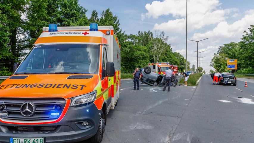 Der Unfall ereignete sich an der Kreuzung Rothenburger Straße/ Diebacher Straße. Aus noch ungeklärter Ursache kollidierte dort ein BMW mit einem Opel.