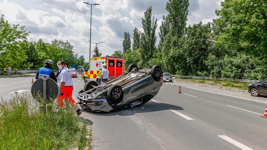 Polizeibericht Nürnberg: Auto bleibt nach Zusammenstoß auf dem Dach liegen