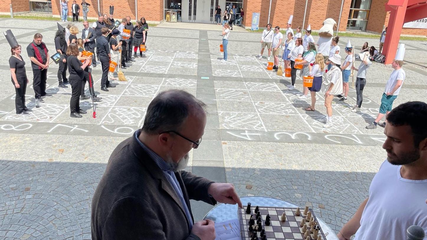 Studierende (in Weiß) gegen Dozierende auf dem überdimensionalen Schachfeld. Die Kommandos gaben Akin Acar (rechts) und Hochschul-Präsident Sascha Müller-Feuerstein.