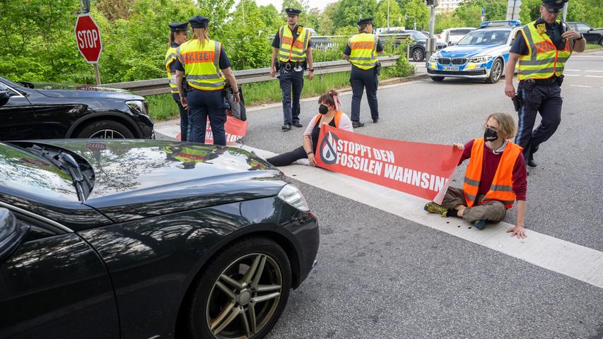 Die Protestierenden stoppten den Verkehr auf der A95 bei München. Die Protestierenden stoppten den Verkehr auf der A95 bei München.