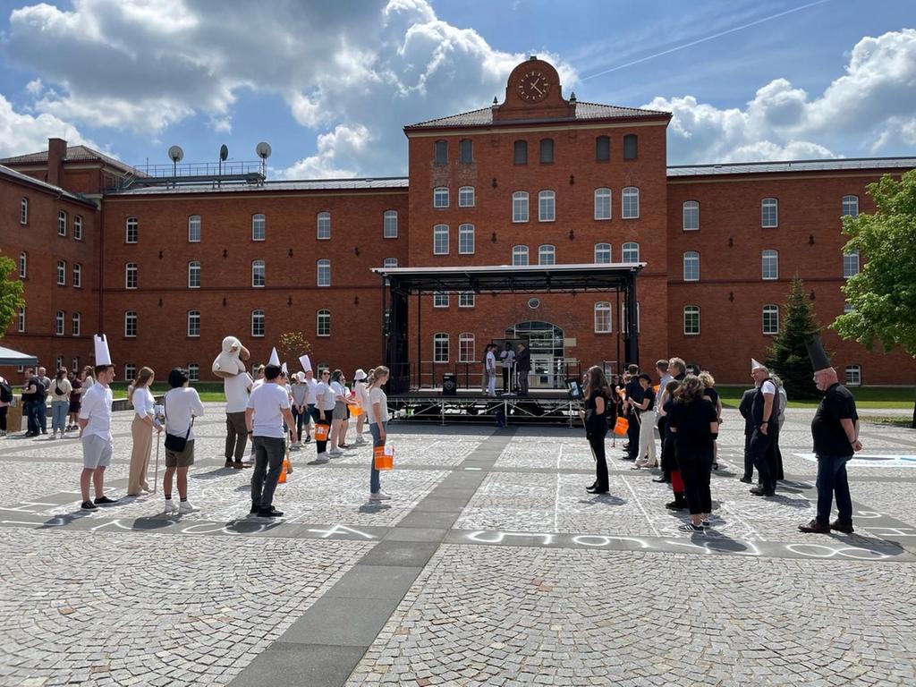 Schaaf-Matt (in Weiß) gegen Back-to-black: Vor dem historischen Uni-Gebäude war eine mobile Bühne aufgebaut und ein Schachbrett aufgemalt.