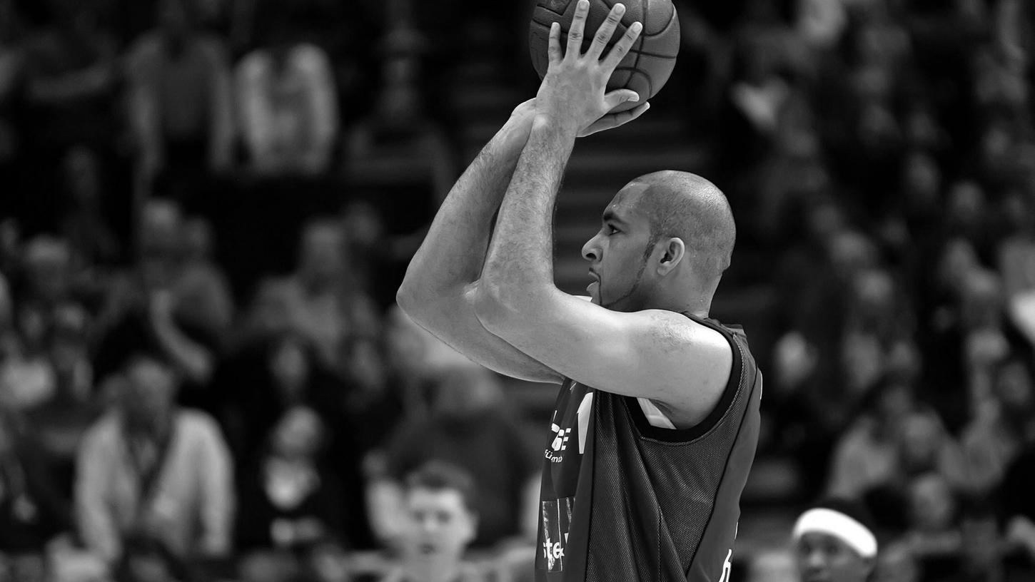 Ademola Okulaja während eines Freiwurfs in der Basketball Bundesliga (Saison2007/2008) bei den Brose Baskets Bamberg. Ademola Okulaja während eines Freiwurfs in der Basketball Bundesliga (Saison2007/2008) bei den Brose Baskets Bamberg.