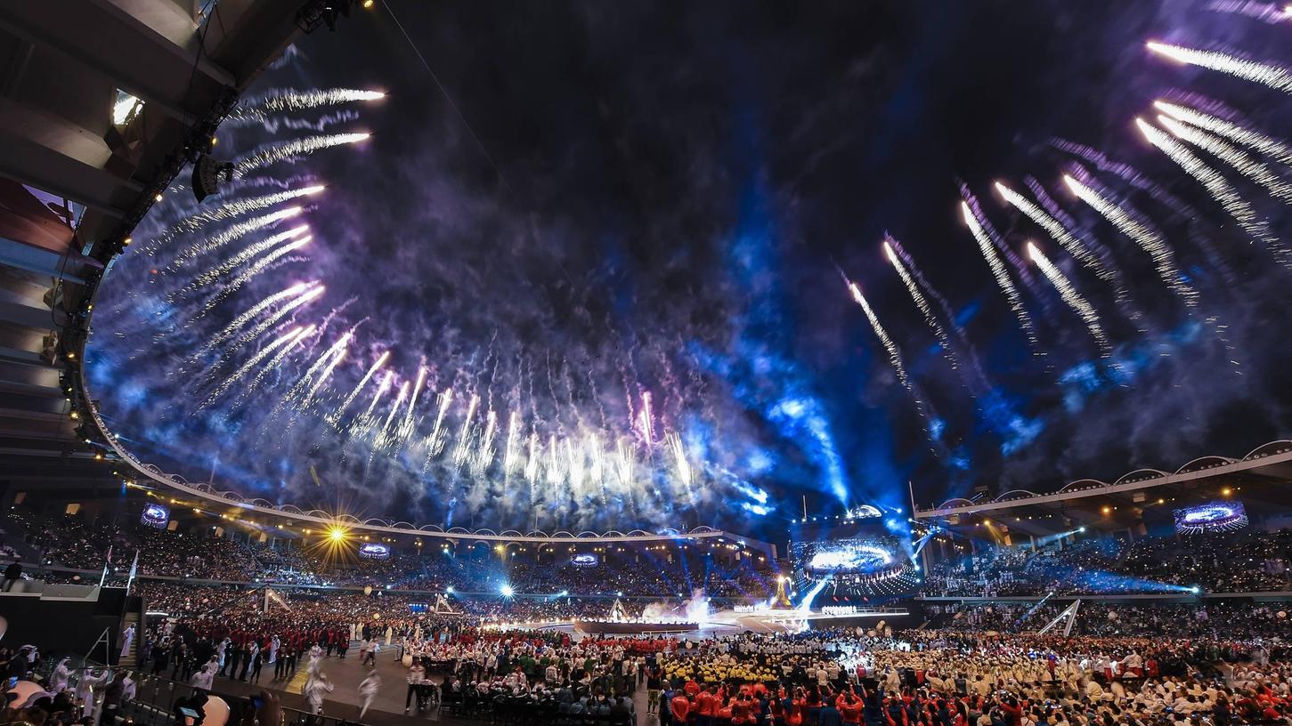 2019 fanden die Special Olympics World Games in Abu Dhabi statt. Diese Aufnahme zeigt ein Feuerwerk bei der Eröffnungsfeier. 2023 werden die Spiele in Berlin ausgetragen.