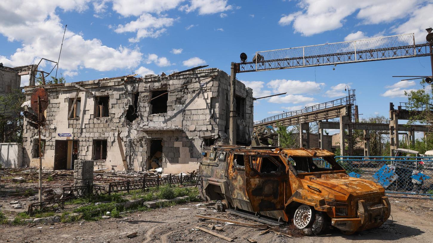 Mariupol wurde während der wochenlangen russischen Belagerung großflächig zerstört. Beim Wiederaufbau werden nun angeblich auch Produkte von deutschen Unternehmen verwendet.