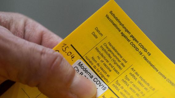 Tatort Fürth: Kripo spürt zahlreiche gefälschte Impfausweise auf