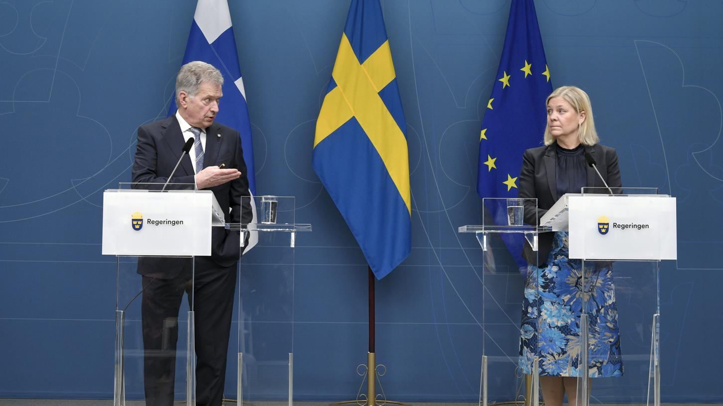Sauli Niinistö, Präsident von Finnland, und Magdalena Andersson, Ministerpräsidentin von Schweden, sprechen auf einer gemeinsamen Pressekonferenz. 
