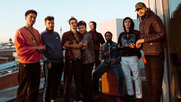 Aus gesundheitlichen Gründen musste Trettmann sämtliche Auftritte im Sommer - und damit auch jenen in Nürnberg - absagen. Die Veranstalter haben aber Ersatz gefunden: BHZ soll Hiphop-Fans beglücken. Die Berliner Crew steht für eine Mischung aus "Berliner Boom Bap" und einigen modernen Trap-Elementen. Live-Abriss und Party pur garantiert.