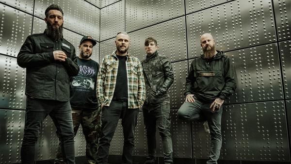 Sänger Devin Townsend und die Hardcore-Band Turnstile mussten ihre Auftritte absagen. Als Ersatz wartet auf Fans des Metalcore-Genres die Hattinger Band Caliban. Caliban brachten erst vor kurzem ihr neues Album "Dystopia" an den Start.