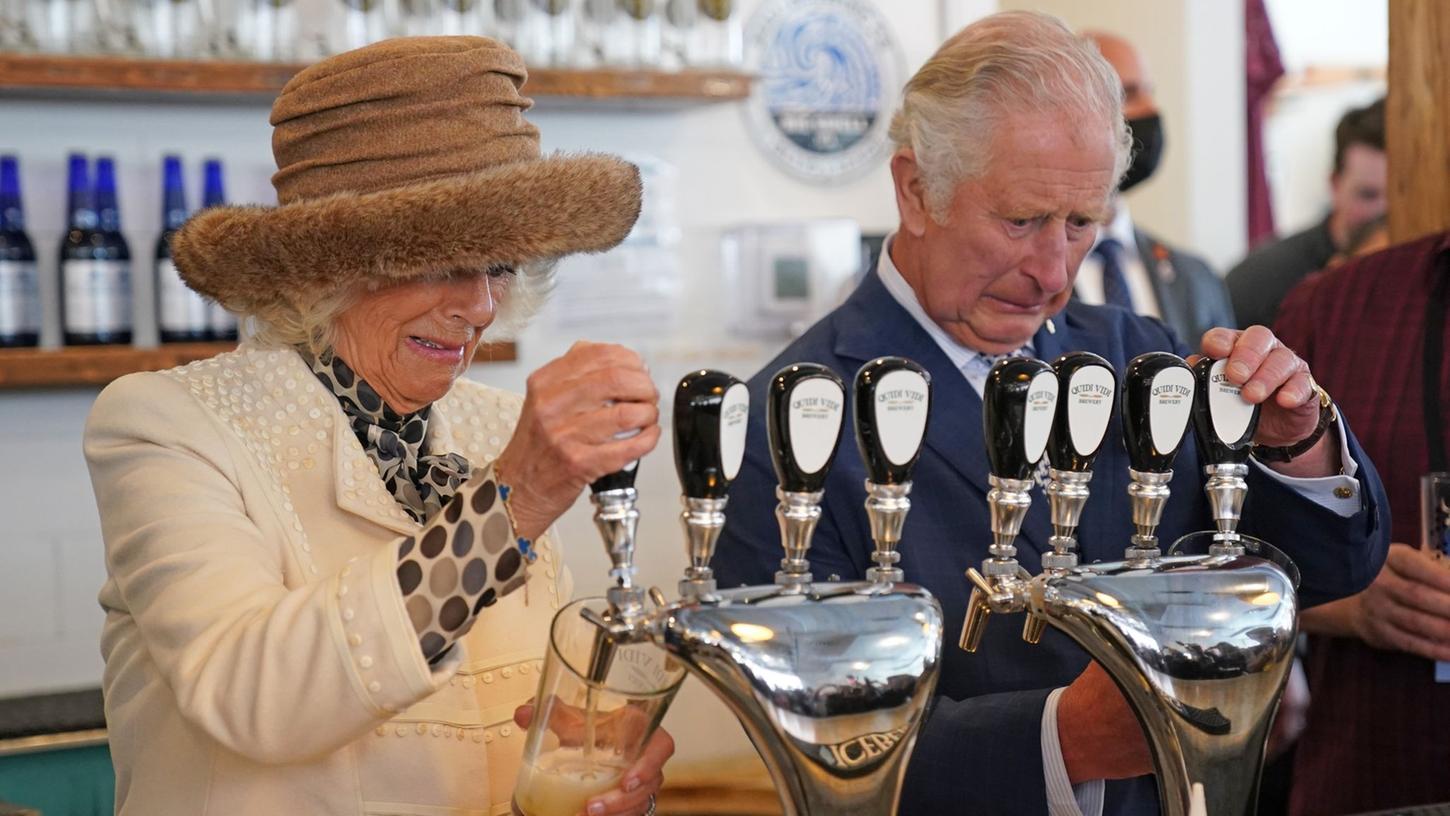 Prinz Charles und Herzogin Camilla in der Quidi Vidi Brauerei im kanadischen St. John's.