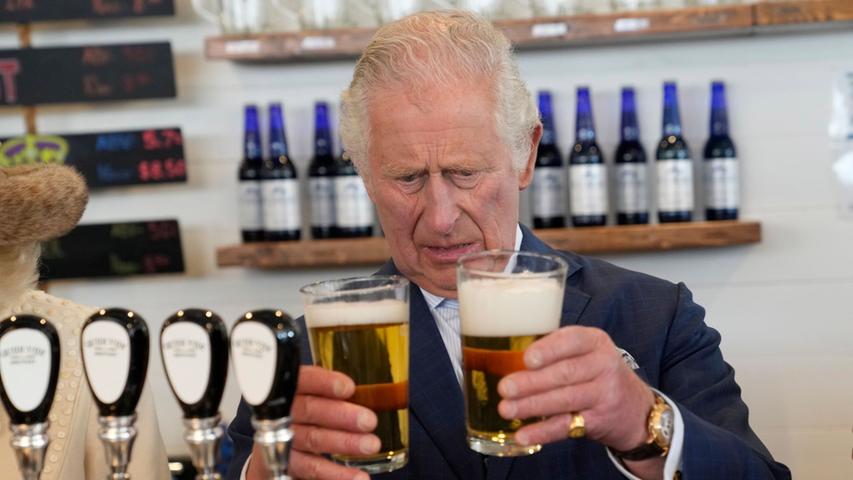 Mit Kennerblick: Prinz Charles vergleicht unterschiedlich gut gezapfte Biere in St. John's in Kanada.