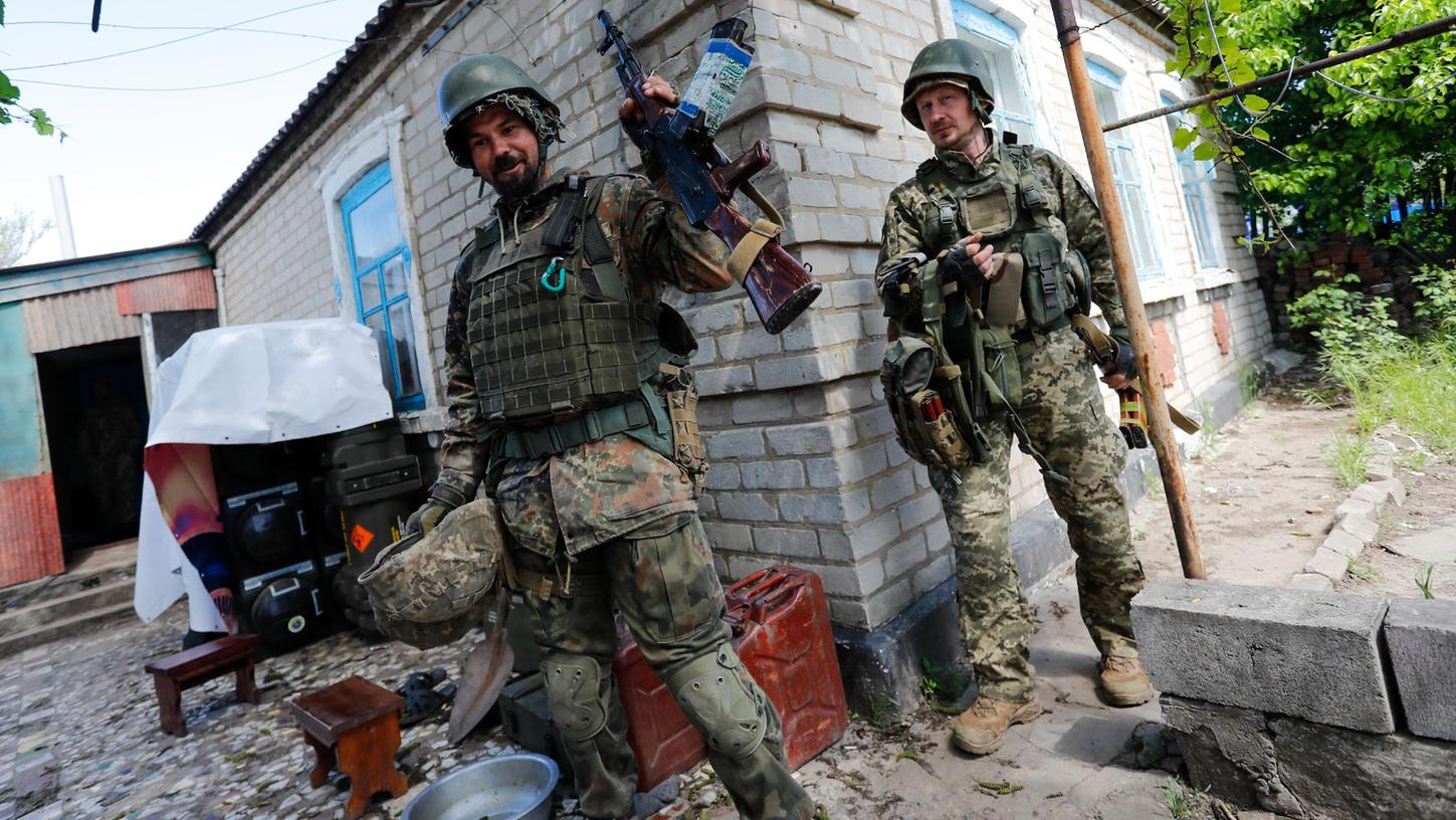 Ukrainische Soldaten kehren zu einem ehemaligen Stützpunkt am Rande der Donbass-Region zurück. Sie sind bei der Landesverteidigung extrem motiviert, sagte nun ein russischer Militärexperte sehr zum Missfallen des Kreml.