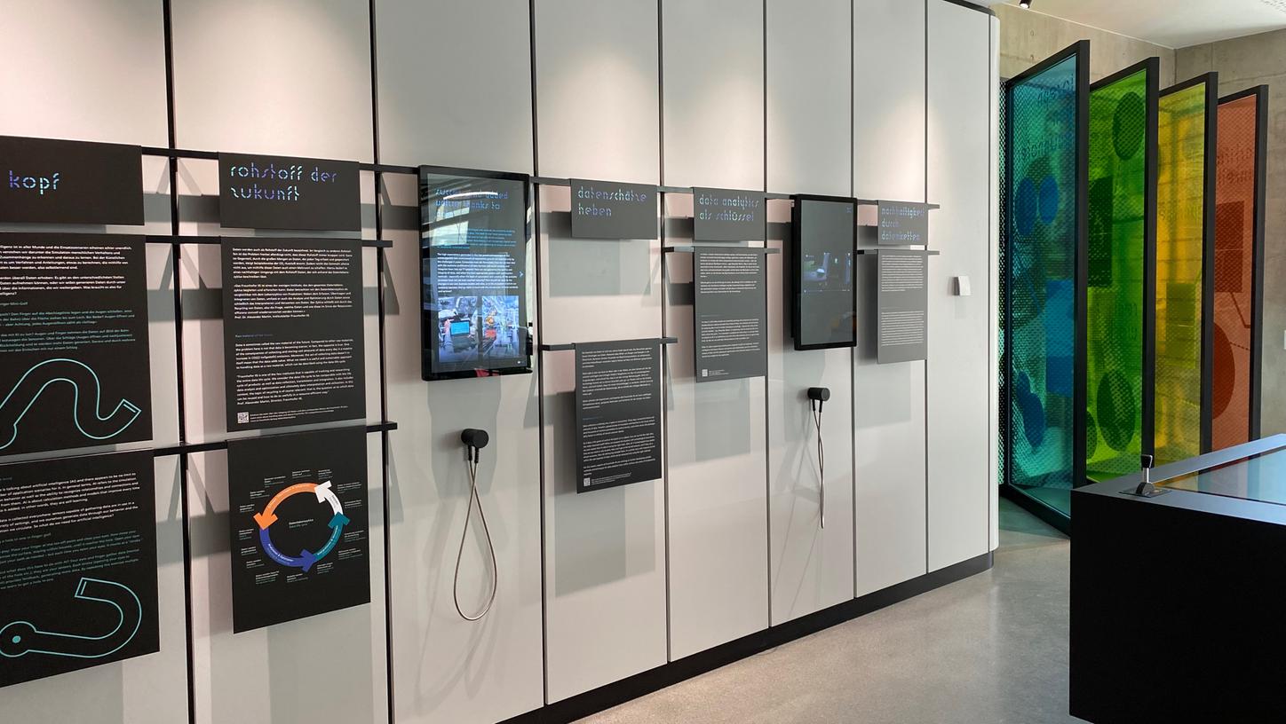 Im neuen Showroom des Fraunhofer-Instituts IIS können Besucherinnen und Besucher in die Welt der Künstlichen Intelligenz abtauchen. Im neuen Showroom des Fraunhofer-Instituts IIS können Besucherinnen und Besucher in die Welt der Künstlichen Intelligenz abtauchen.