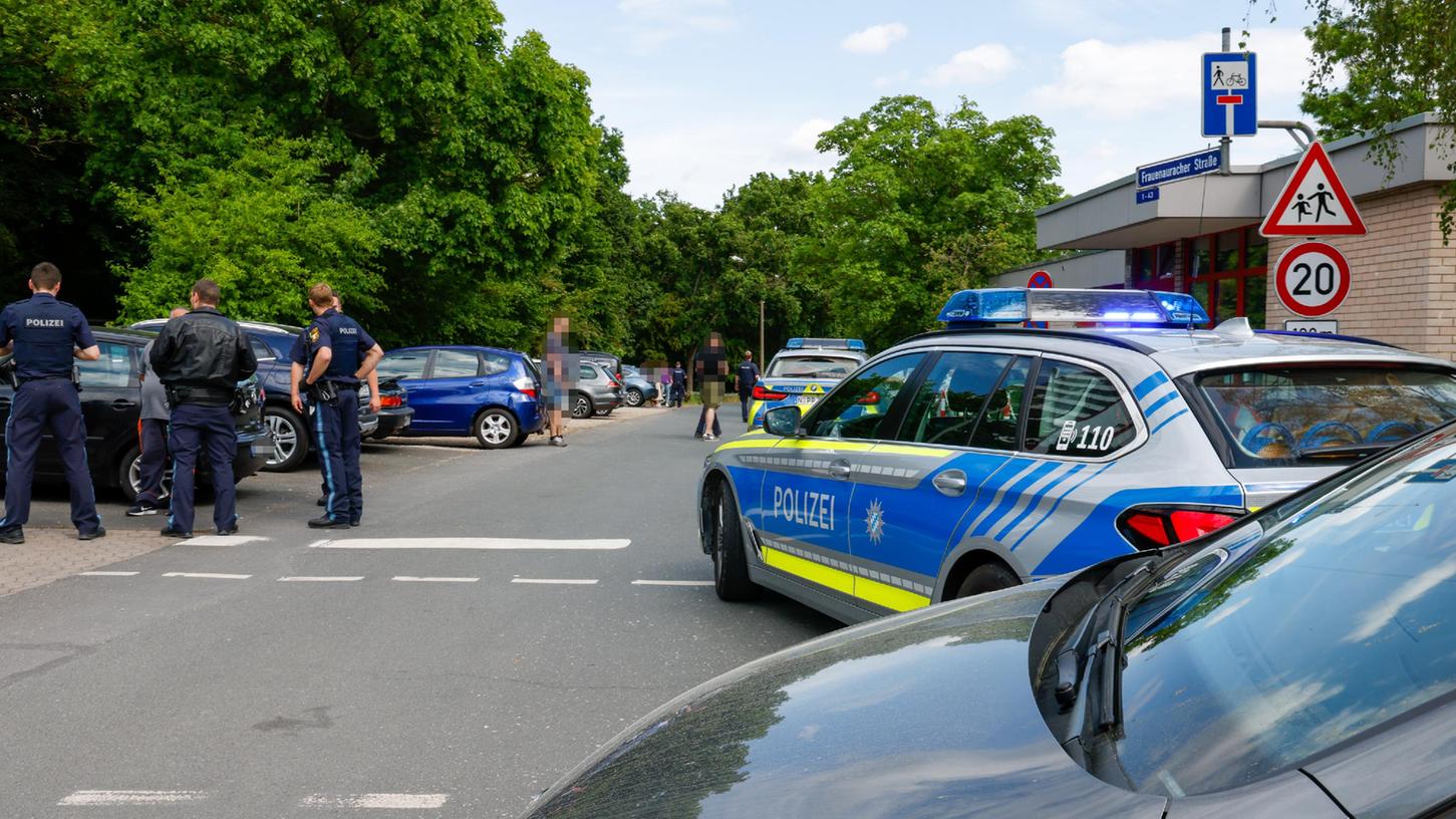  Am Dienstagnachmittag eskalierte in Erlangen-Büchenbach ein Streit zwischen mehreren Personen. Ein größeres Polizeiaufgebot rückte an und nahm die Personalien der Streithansel auf.   