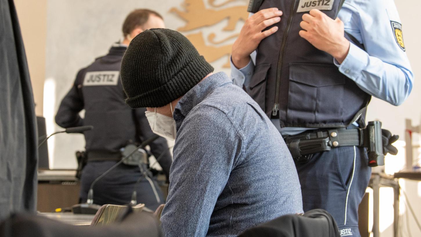 Zum Auftakt des Prozesses saß der 33-jährige Angeklagte mit gesenktem Kopf auf der Anklagebank. Der Mann aus dem Landkreis Ansbach hatte nach Überzeugung des Gerichts das Kleinkind seiner Lebensgefährtin so schwer misshandelt, dass es starb. Zum Auftakt des Prozesses saß der 33-jährige Angeklagte mit gesenktem Kopf auf der Anklagebank. Der Mann aus dem Landkreis Ansbach hatte nach Überzeugung des Gerichts das Kleinkind seiner Lebensgefährtin so schwer misshandelt, dass es starb.