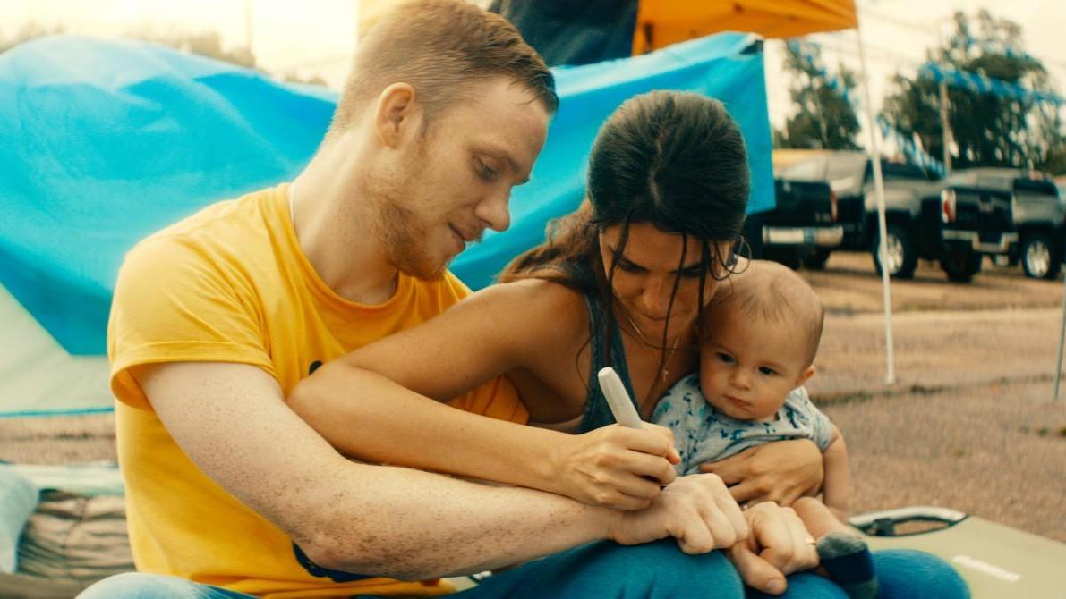 Szene aus dem leisen Kino-Drama "One Of these Days": Kyle (Joe Cole) jobbt in einem Burger-Drive-in. Für seine kleine Familie will er einen Pick-up-Truck gewinnen, seine Frau Maria (Callie Hernandez) macht ihm Mut.
Szene aus dem leisen Kino-Drama "One Of these Days": Kyle (Joe Cole) jobbt in einem Burger-Drive-in. Für seine kleine Familie will er einen Pick-up-Truck gewinnen, seine Frau Maria (Callie Hernandez) macht ihm Mut.