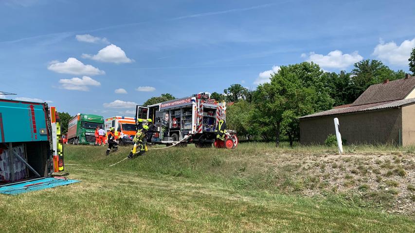 Lastwagen kippt um: Fahrer stirbt in Steinsfeld im Kreis Ansbach