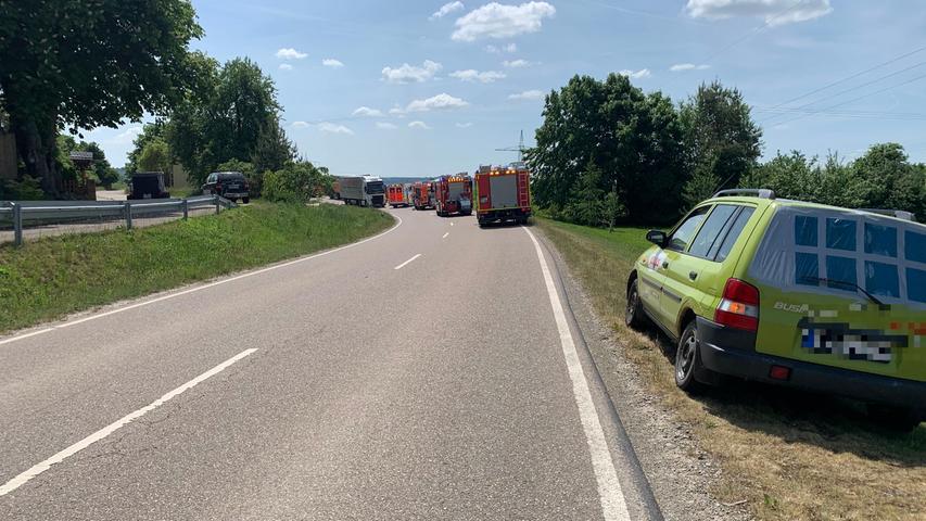 Lastwagen kippt um: Fahrer stirbt in Steinsfeld im Kreis Ansbach