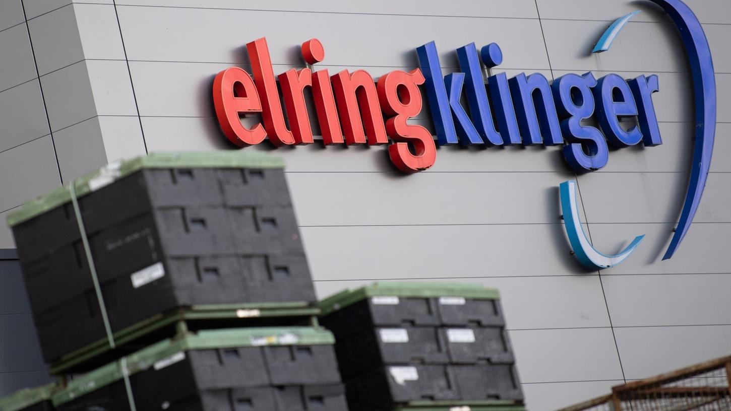 "ElringKlinger" steht auf einer Wand auf dem Gelände des Autozulieferers.