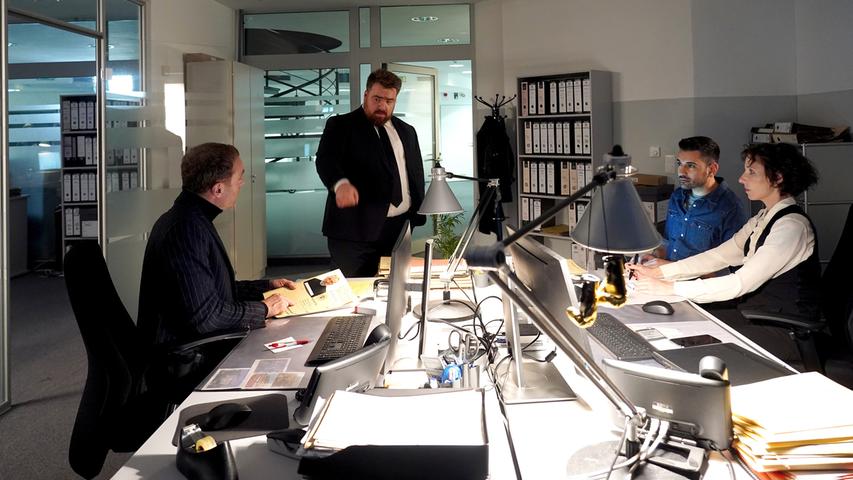Karow und Rubin finden heraus, dass der Mafia-Boss allerbeste Kontakte zu den lokalen Behörden unterhält. 