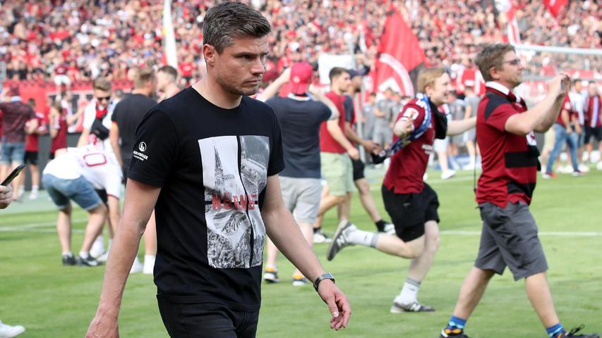 Die Sätze zu diesem Foto: "Stattdessen stürmen alle den Platz, der jetzt kaputt ist, was wieder Geld kostet - und dann wundern sie sich, dass wir keinen neuen Spieler verpflichten können. Ich kann das nicht nachvollziehen." Die Sätze zu diesem Foto: "Stattdessen stürmen alle den Platz, der jetzt kaputt ist, was wieder Geld kostet - und dann wundern sie sich, dass wir keinen neuen Spieler verpflichten können. Ich kann das nicht nachvollziehen."