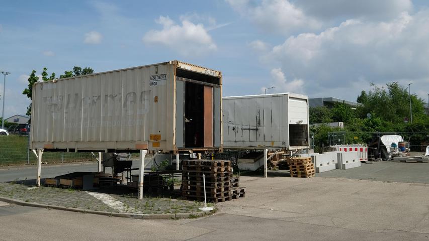 Container vor dem Haus dienen als Werkstätten für dreckige, laute Arbeit.
