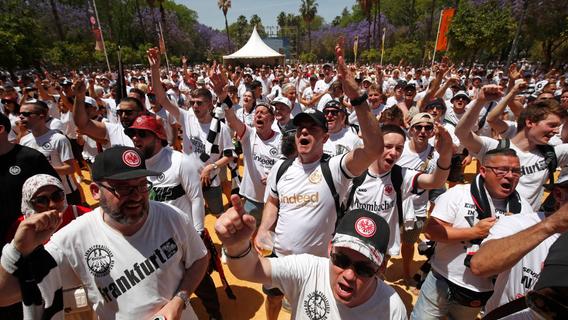 Zehntausende Fans feiern in Sevilla