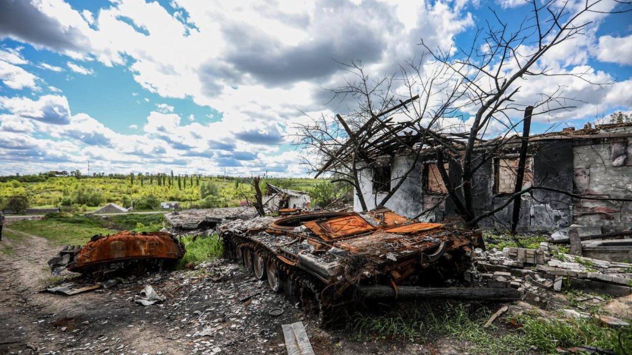 Ein ausgebrannter russischer Panzer vor einem zerstörten Wohnhaus in dem Dorf Mala Rogan, östlich von Charkiw.