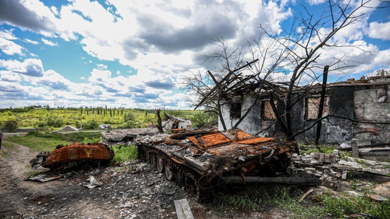Ein ausgebrannter russischer Panzer vor einem zerstörten Wohnhaus in dem Dorf Mala Rogan, östlich von Charkiw. Ein ausgebrannter russischer Panzer vor einem zerstörten Wohnhaus in dem Dorf Mala Rogan, östlich von Charkiw.