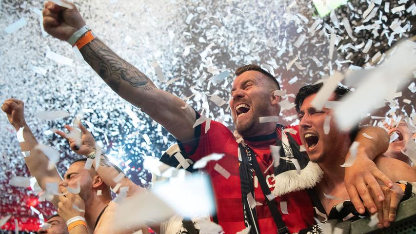 Die Freude könnte nicht größer sein: Eintracht-Fans jubeln nach dem Sieg ihrer Mannschaft. Die Freude könnte nicht größer sein: Eintracht-Fans jubeln nach dem Sieg ihrer Mannschaft.
