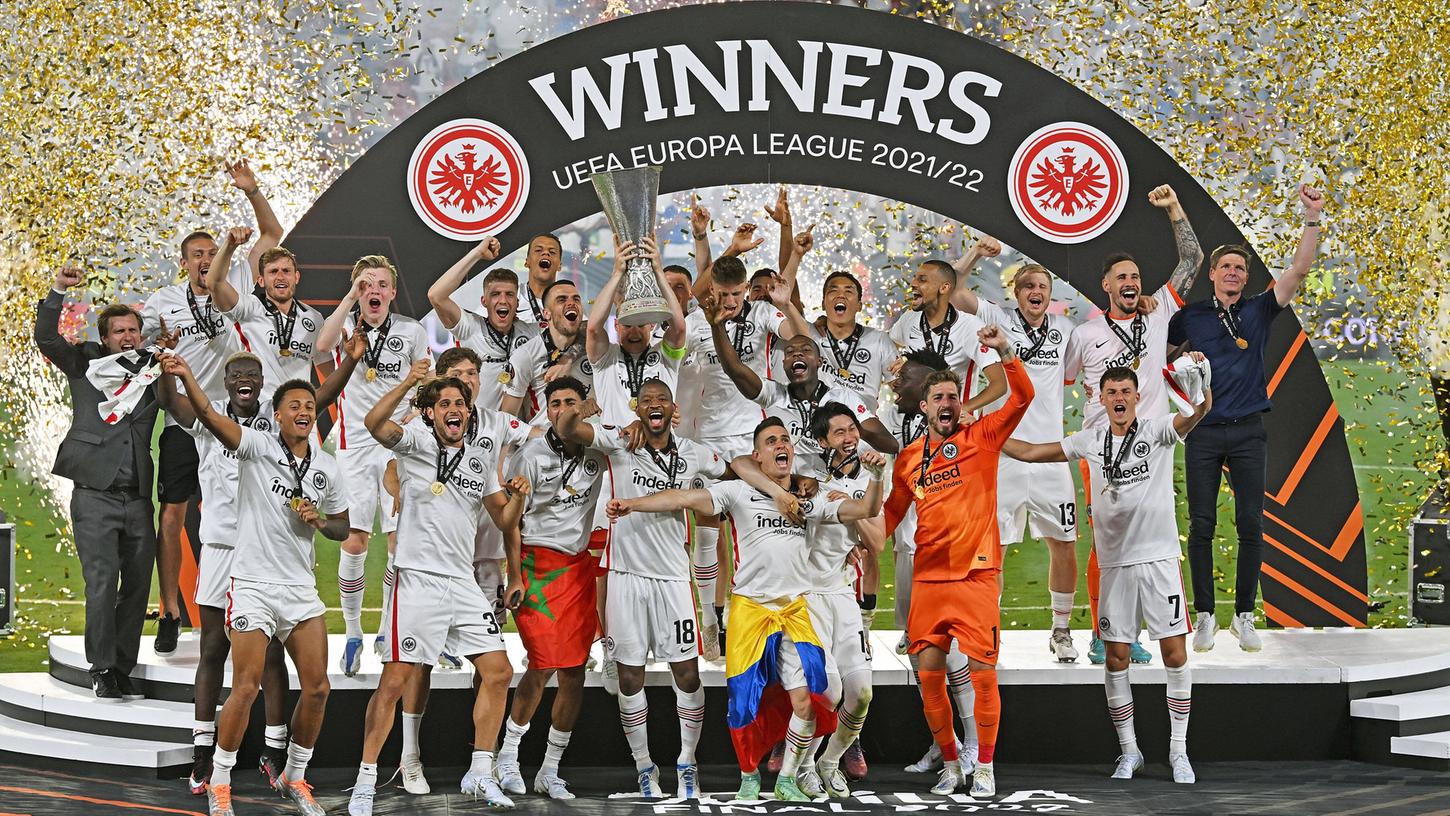 Nach dem Sieg feierten Frankfurts Spieler mit dem Pokal im Konfettiregen, dann ging es zu den mitgereisten Fans in die Kurve.
