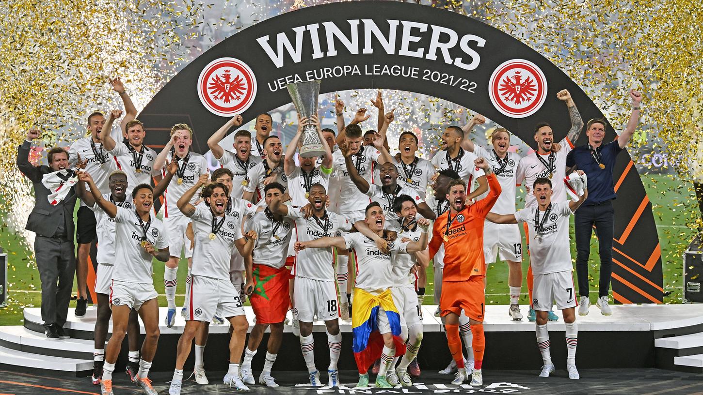 Nach dem Sieg feierten Frankfurts Spieler mit dem Pokal im Konfettiregen, dann ging es zu den mitgereisten Fans in die Kurve.
Nach dem Sieg feierten Frankfurts Spieler mit dem Pokal im Konfettiregen, dann ging es zu den mitgereisten Fans in die Kurve.