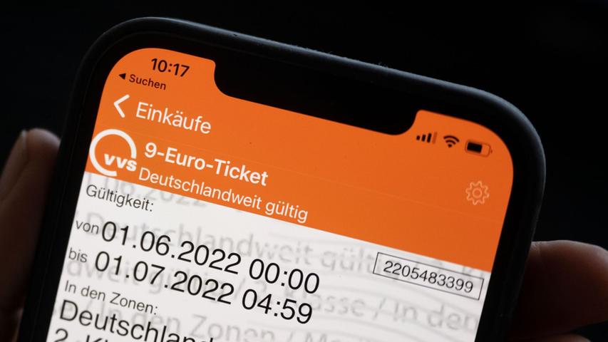 Ab dem 1. Juni wird es möglich sein, für 9 Euro im Monat überall in der Republik Busse, Straßenbahnen, U-Bahnen, S-Bahnen und Züge des Nah- und Regionalverkehrs zu nutzen. Der Verkehrsverbund Großraum Nürnberg (VGN) verkauft die Tickets bereits.
