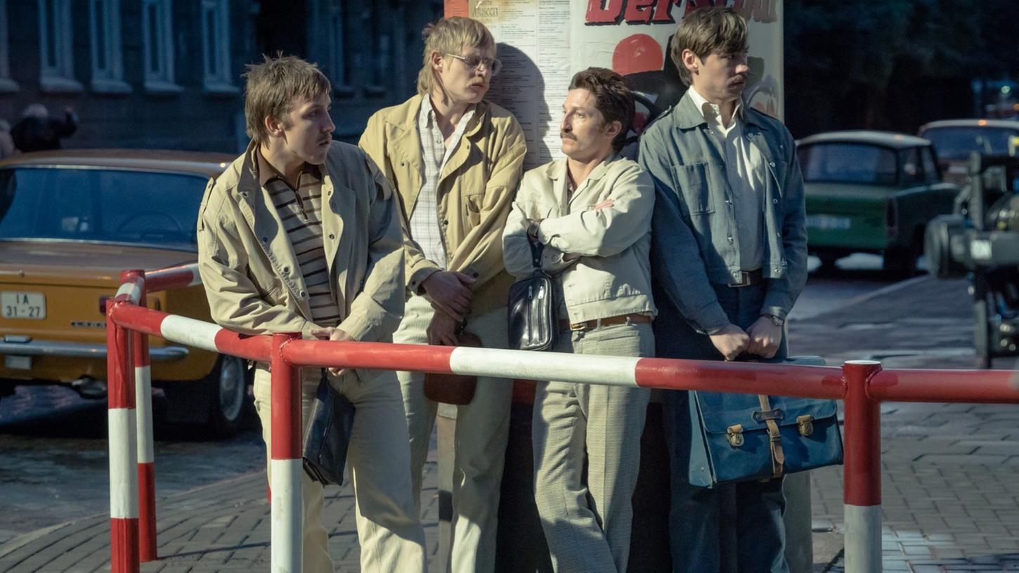 Szene aus "Leander Haußmanns Stasikomödie" mit David Kross (rechts) als junger Autor Ludger Fuchs am Prenzlauer Berg.
Szene aus "Leander Haußmanns Stasikomödie" mit David Kross (rechts) als junger Autor Ludger Fuchs am Prenzlauer Berg.