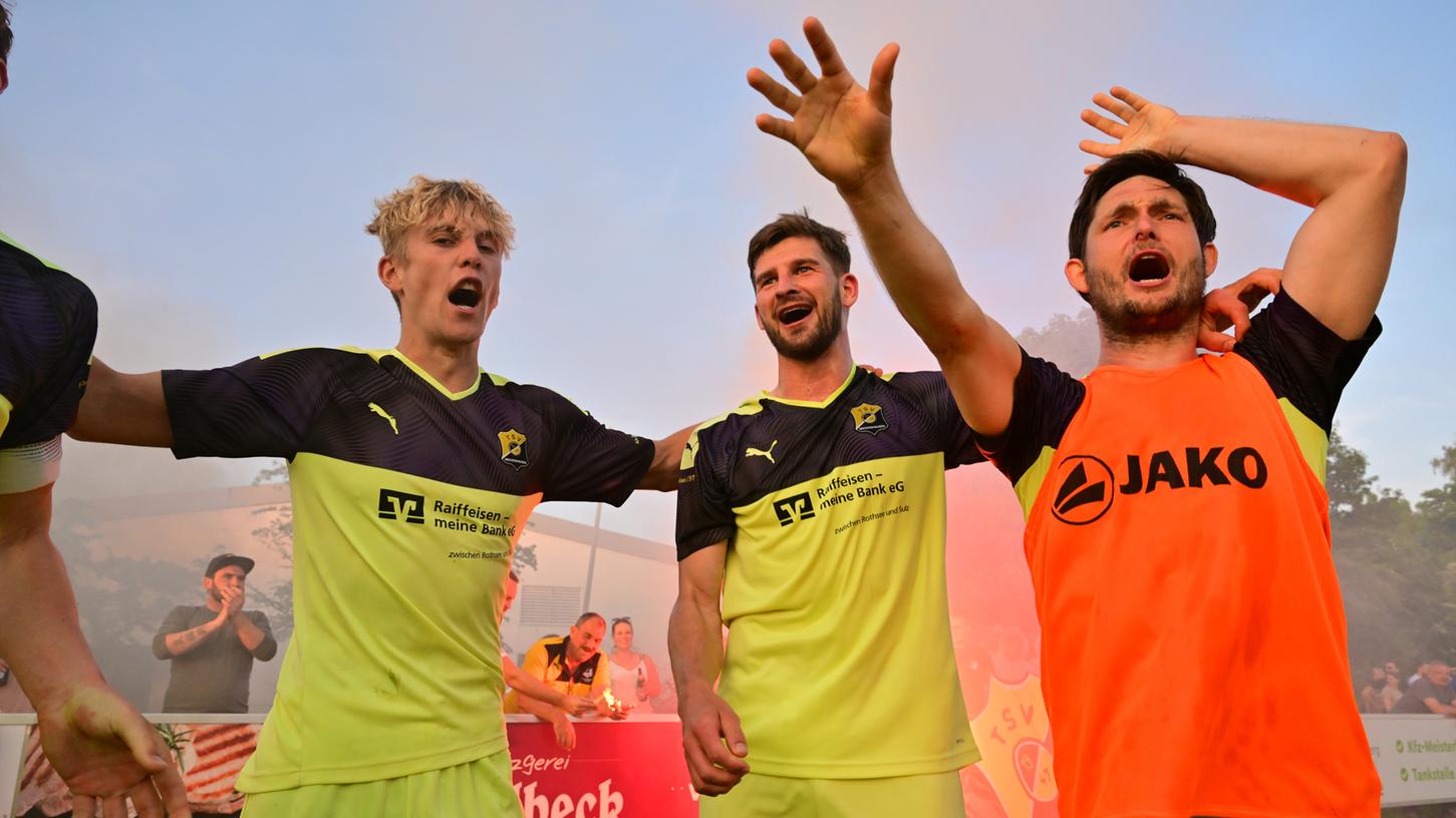 Meckenhausens Spielertrainer Dominik Betz (re.) gab sich nach Schlusspfiff in Berg den Feierlichkeiten hin.
Meckenhausens Spielertrainer Dominik Betz (re.) gab sich nach Schlusspfiff in Berg den Feierlichkeiten hin.