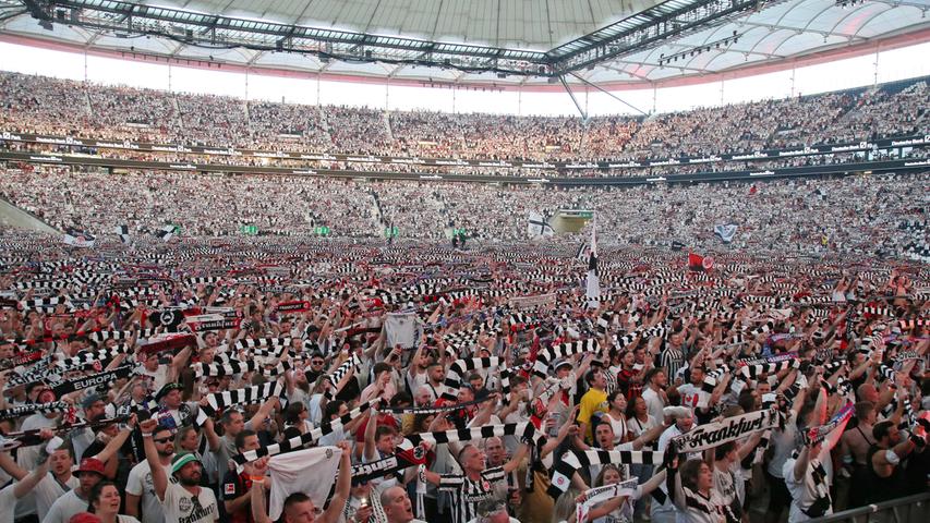 Knapp 60.000 Anhänger versammeln sich im und rund um das Frankfurter Stadion