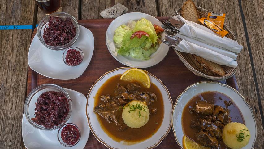 Bevor es mit der Top 20 losgeht, noch die Auflösung des Voting-Gewinnspiels. Unter den Teilnehmenden wurden 100 Bücher von "100 Biergarten-Ausflüge für Familien und Entdecker" verlost. Zudem gab es als Hauptgewinn eine Einladung in den Gewinner-Biergarten plus einen Gutschein zur dortigen Verkostung in Höhe von 100 Euro. Alle Gewinner erhalten in den nächsten Tagen Post. Vielen Dank für das Mitmachen!