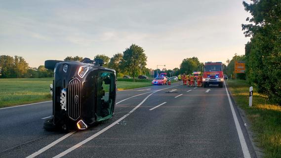 Leicht verletzt: Auto blieb bei Unfall in Freystadt auf der Seite liegen