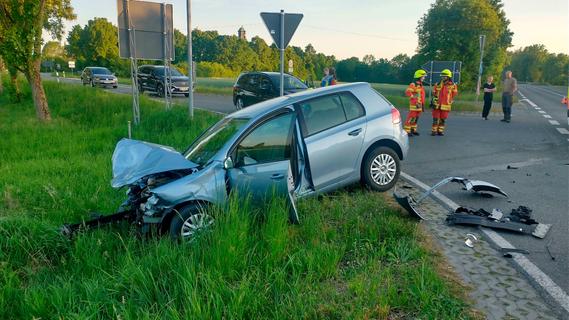 Auch der Wagen der 87-Jährigen war komplett demoliert. Auch der Wagen der 87-Jährigen war komplett demoliert.