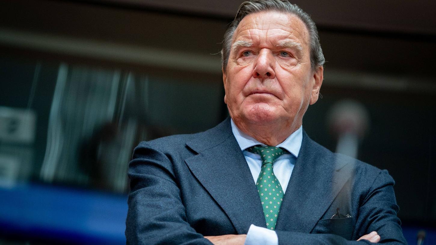 Wird Vermögen von Ex-Kanzler Schröder eingefroren?