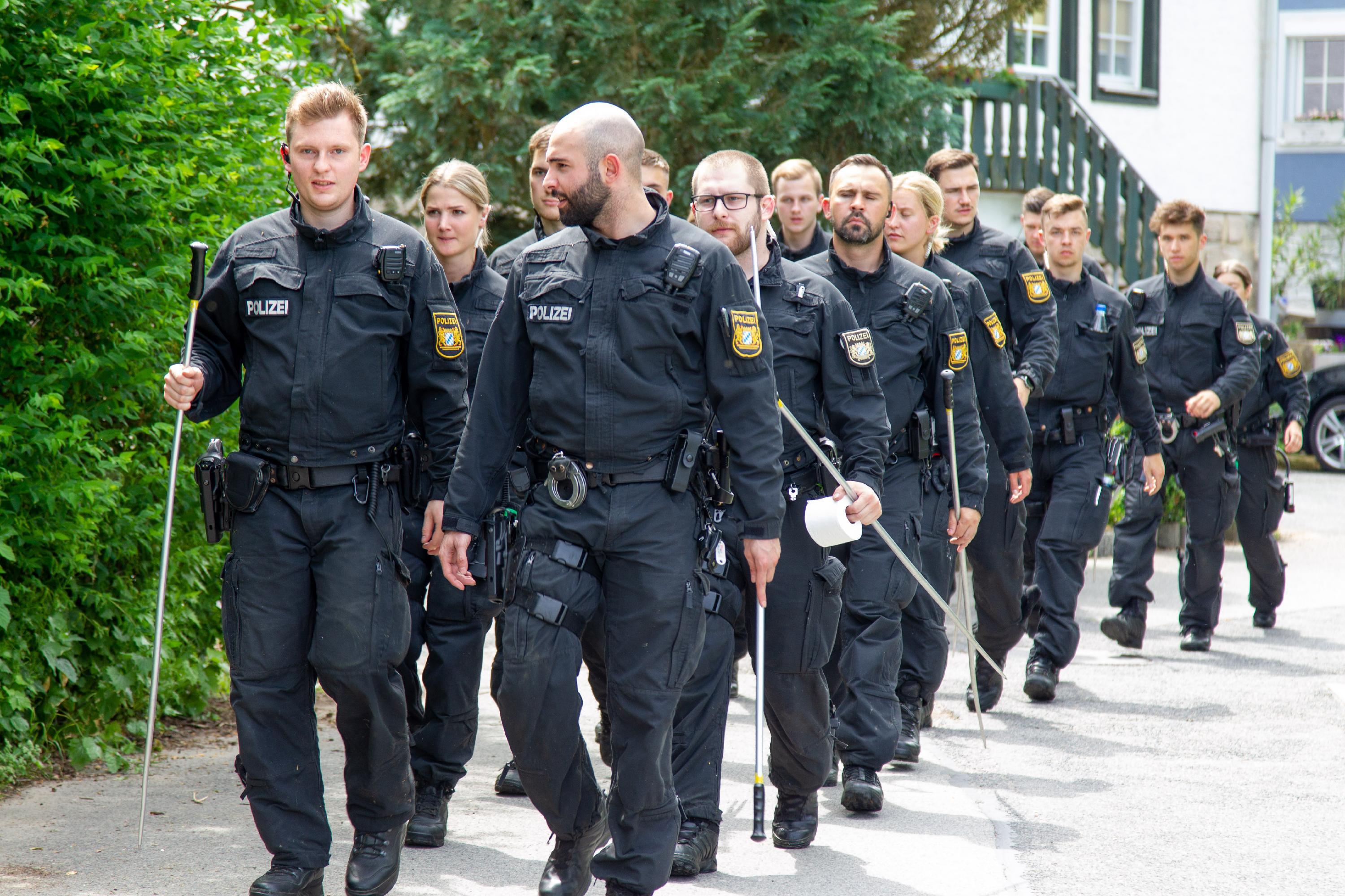 Hundertschaft sucht nach vermisster 28-Jähriger: Das Auto der Vermissten wurde offenbar in den letzten Tagen bewegt