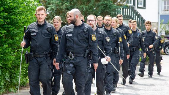 Hundertschaft sucht nach vermisster Frau in Oberfranken