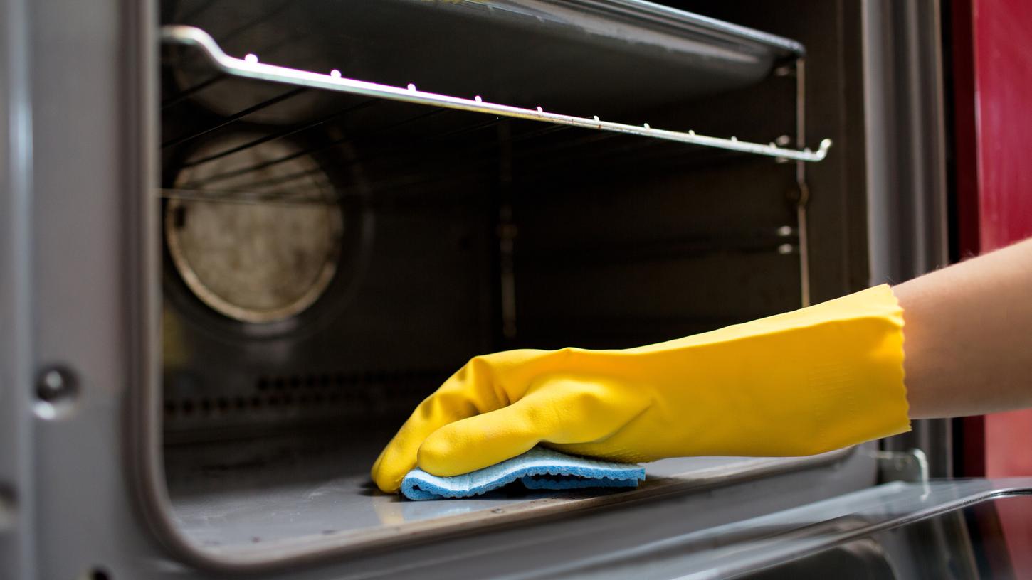 Essig, Rasierschaum und Zitrone sind einige Hausmittel, die beim Backofen reinigen helfen.
Essig, Rasierschaum und Zitrone sind einige Hausmittel, die beim Backofen reinigen helfen.
