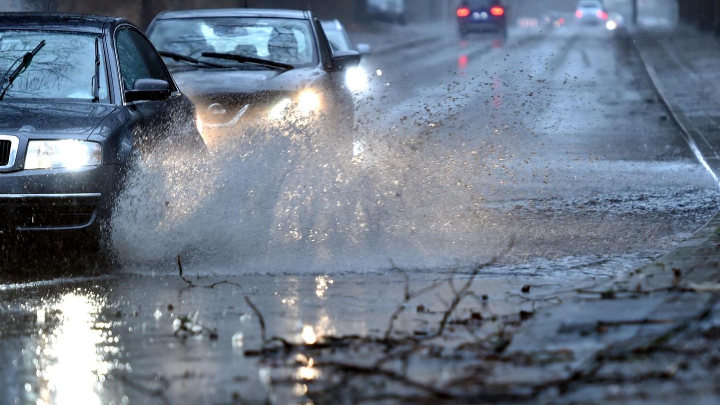 Böen und Starkregen: So kommen Autofahrer sicher durch