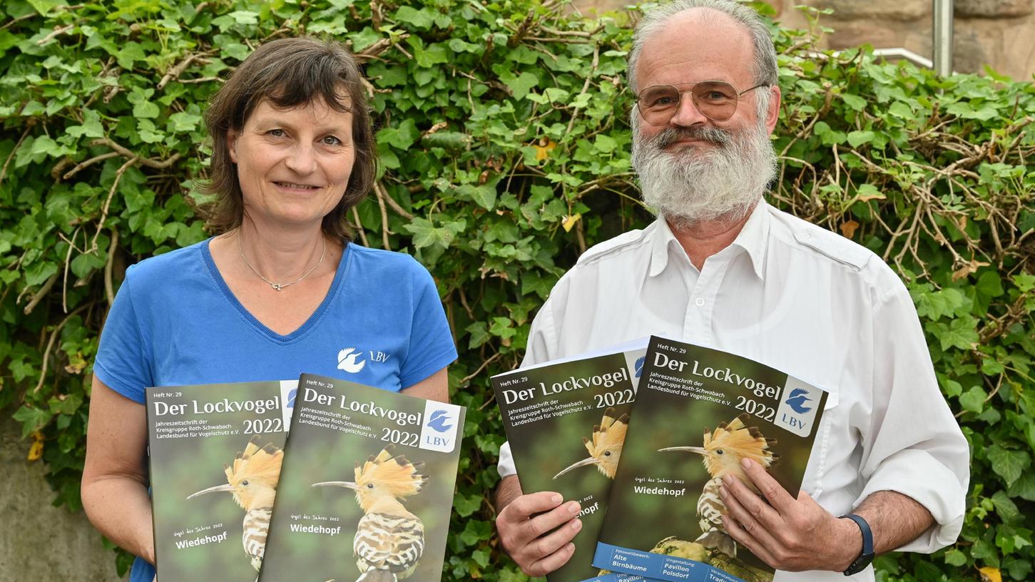 Ruppert Zeiner, der Vorsitzende der LBV-Kreisgruppe Roth-Schwabach, und seine Stellvertreterin Anita Schäffer stellen die Jahreszeitschrift "Lockvogel 2022" vor.  