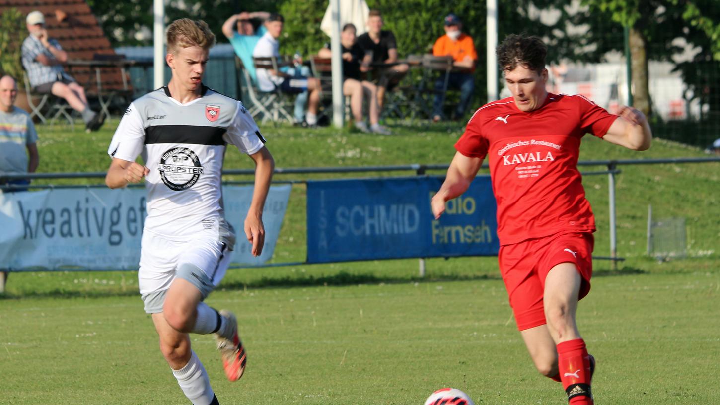 Gegen eine stark aufgestellte Mannschaft des ASV Neumarkt II blieb der 1. FC Altdorf um Peter Grübl (rot) über weite Strecken der Partie chancenlos - und am Ende auch torlos. Gegen eine stark aufgestellte Mannschaft des ASV Neumarkt II blieb der 1. FC Altdorf um Peter Grübl (rot) über weite Strecken der Partie chancenlos - und am Ende auch torlos.