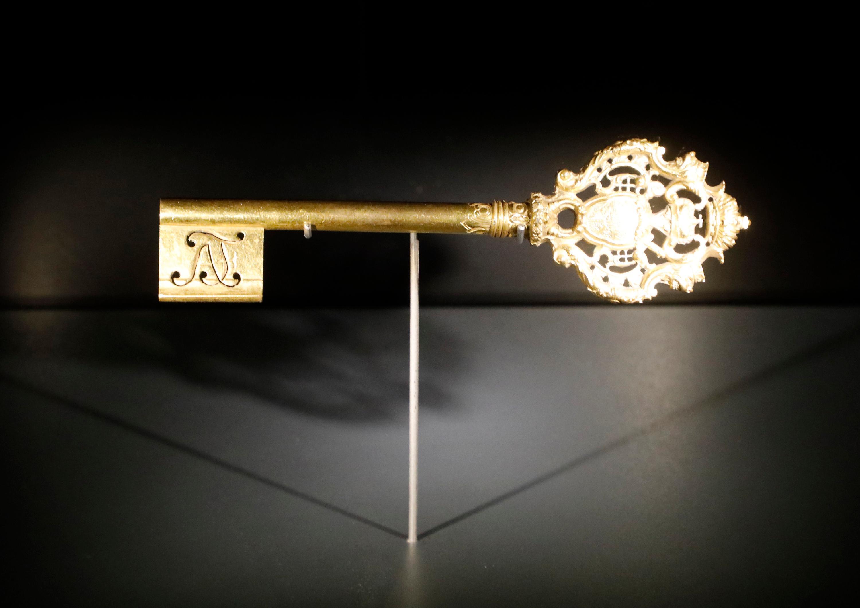 Er wurde am Seidenband getragen: Der Kammerherrenschlüssel des Fürstbischofs Adam Friedrich von Seinsheim. Hergestellt wurde das gute Stück 1760/65 aus feuervergoldeter Bronze.