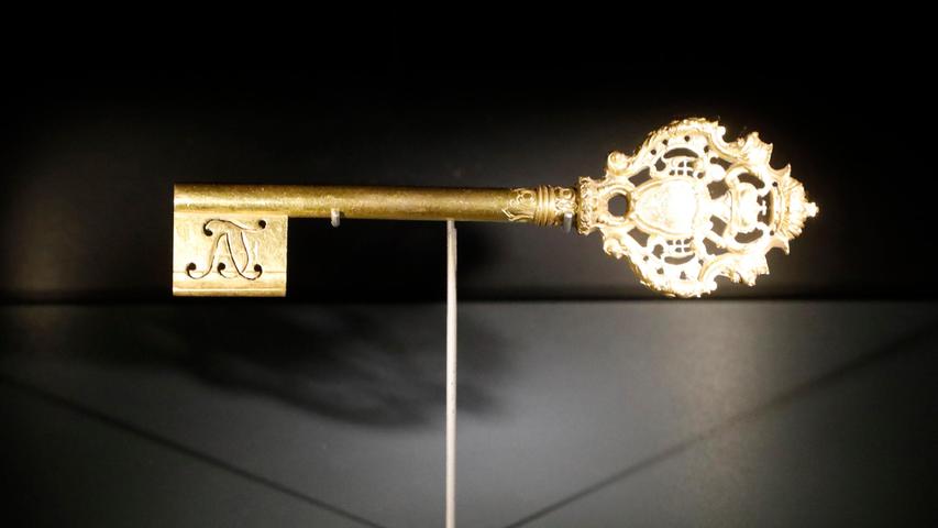 Er wurde am Seidenband getragen: Der Kammerherrenschlüssel des Fürstbischofs Adam Friedrich von Seinsheim. Hergestellt wurde das gute Stück 1760/65 aus feuervergoldeter Bronze.