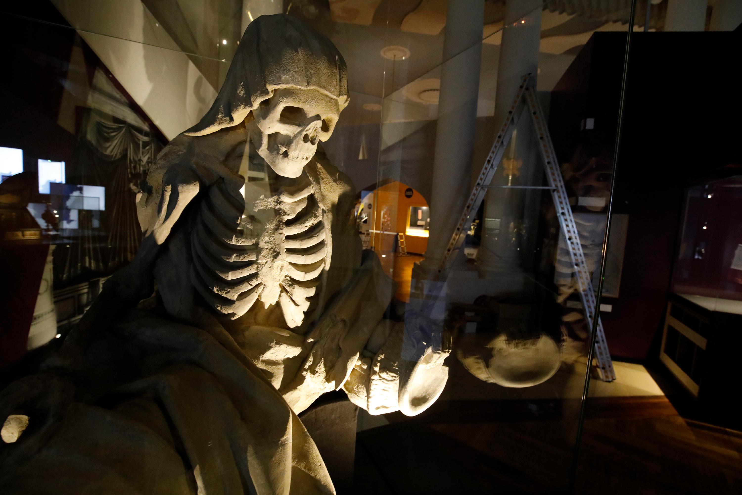 Das schwergewichtigste Stück der Ausstellung: Aus grünem Sandstein besteht "Der Tod mit dem Herzogshut" aus der Domkirche St. Kilian in Würzburg.